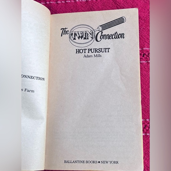 The Twin Connection Series Hot Pursuit Paperback Adam Mills Vintage 80’s - Picture 3 of 4